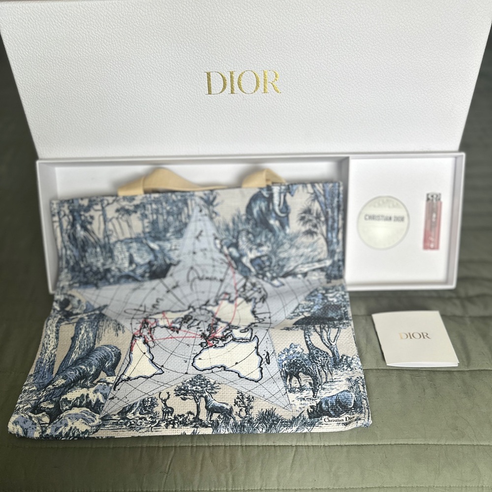 đ CHRISTIAN DIOR Ltd Ed âAround the Worldâ Raffia Tote Bag w/ Lotion & Lip Balm - Picture 4 of 12